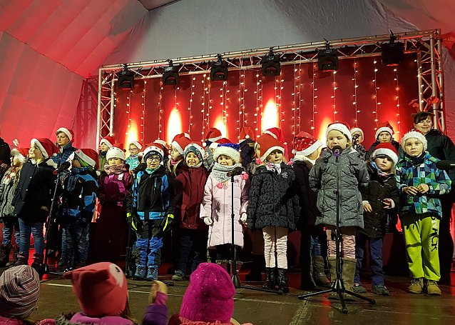 Bild: Vorsch&uuml;ler er&ouml;ffneten Frankenhisser Weihnachtsmarkt
