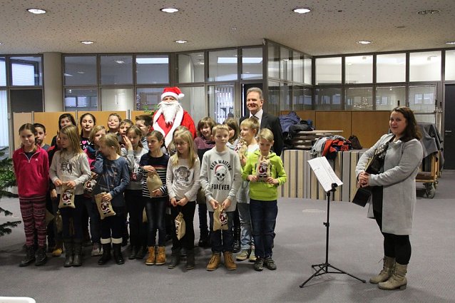 Bild: Weihnachtsmann besuchte Sparkasse