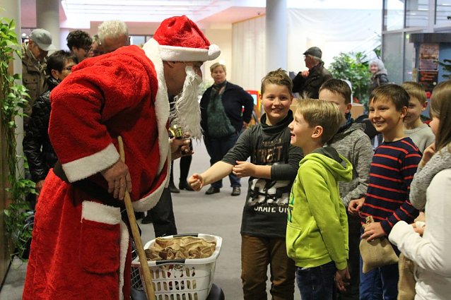 Bild: Weihnachtsmann besuchte Sparkasse