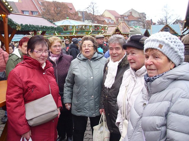 Bild: WB 4 Senioren und G&auml;ste auf Erfurter Weihnachtsmarkt