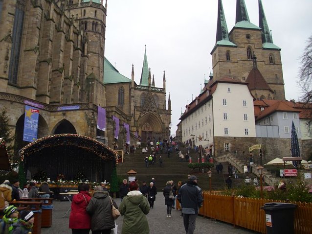 Bild: WB 4 Senioren und G&auml;ste auf Erfurter Weihnachtsmarkt