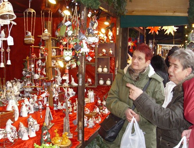 Bild: WB 4 Senioren und G&auml;ste auf Erfurter Weihnachtsmarkt