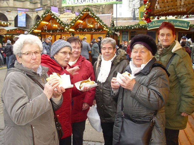 Bild: WB 4 Senioren und G&auml;ste auf Erfurter Weihnachtsmarkt