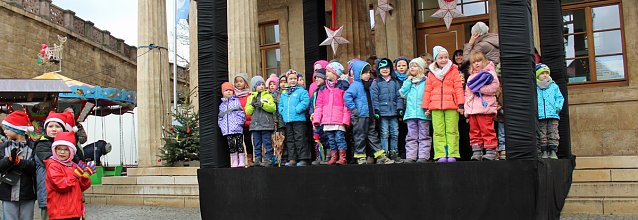 Bild: Feuchter Start des Weihnachtsmarkts