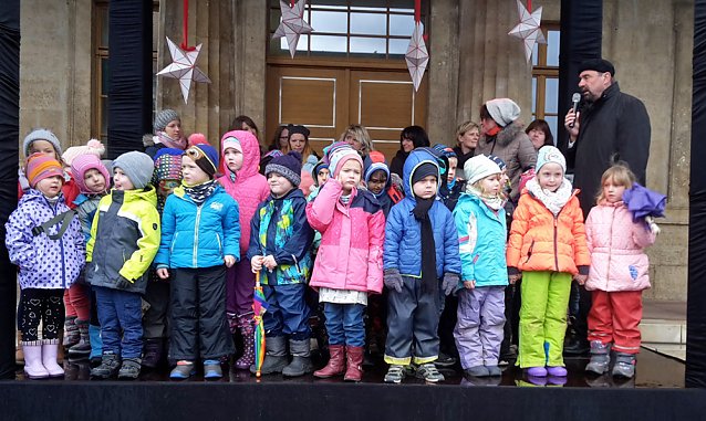 Bild: Feuchter Start des Weihnachtsmarkts