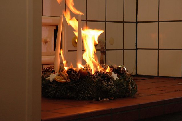 Bild: Brennende Weihnachtsdeko