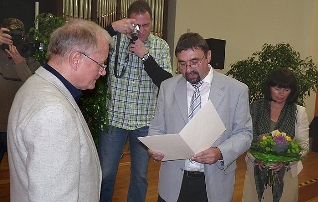 Bild: Ehrengabe an Dr surup