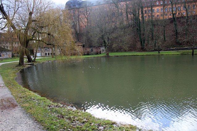 Bild: Kleiner Parksee im Schlosspark &uuml;bergelaufen