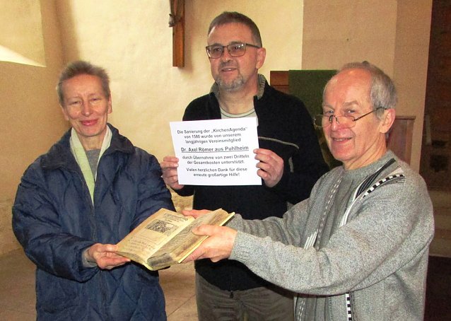 Bild: Arterner Heimatverein lie&szlig; 438 Jahre altes Buch sanieren