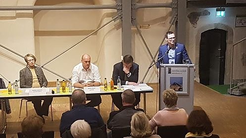 Bild: Angehenden Politikern auf den Zahn gef&uuml;hlt (2)