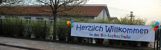 Bild: Landr&auml;tin &uuml;bergibt neues Schulgeb&auml;ude