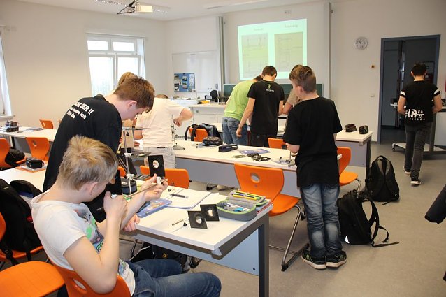 Bild: Landr&auml;tin &uuml;bergibt neues Schulgeb&auml;ude