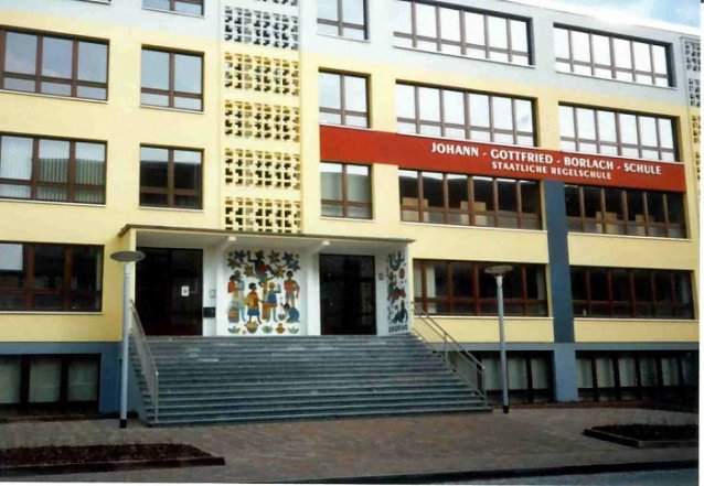 Bild: Landr&auml;tin &uuml;bergibt neues Schulgeb&auml;ude