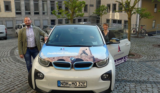 Bild: Mitarbeiter im Landratsamt testen Elektroautos