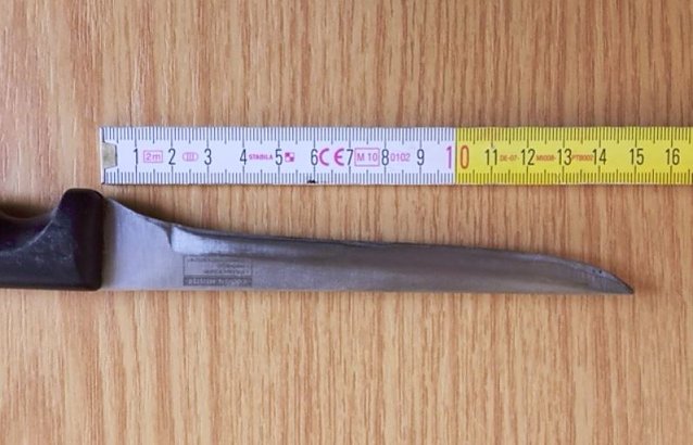 Bild: Sondersh&auml;userin mit Messer unterwegs
