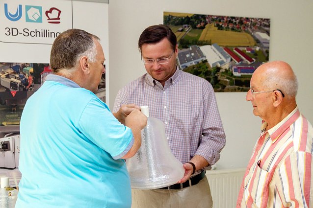 Bild: Spendenglocken f&uuml;r Trinitatiskirche in Empfang genommen