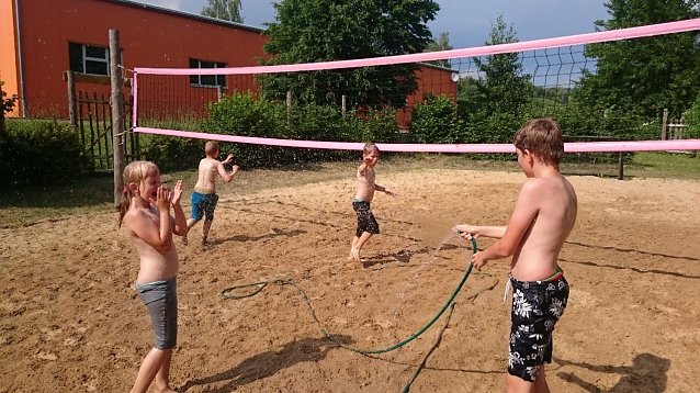 Bild: Auf dem Abenteuerspielplatz und Ferienprogramm
