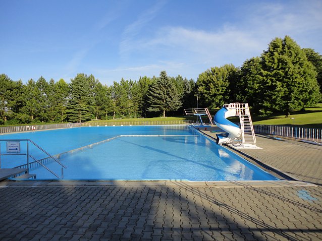 Bild: Nach der Zeugnisausgabe zur Abk&uuml;hlung ins Freibad Gro&szlig;furra