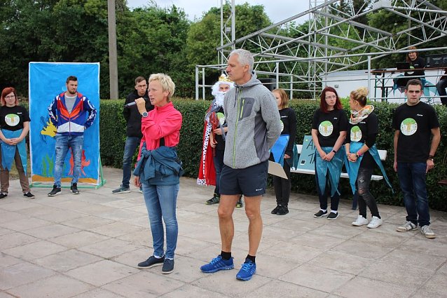 Bild: Schwimmbadfest mit der Fachschule