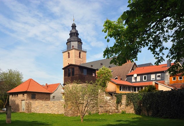 Bild: Hinter der Stadtmauer -