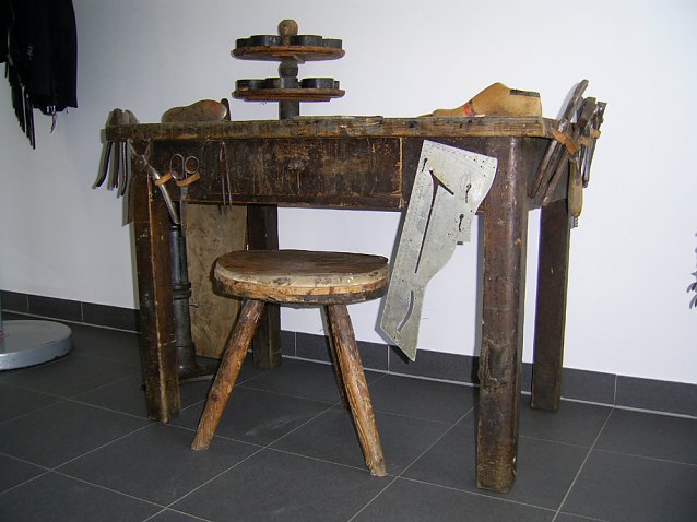 Bild: Vom Schuhmacherhandwerk zur Schuhfabrik 
