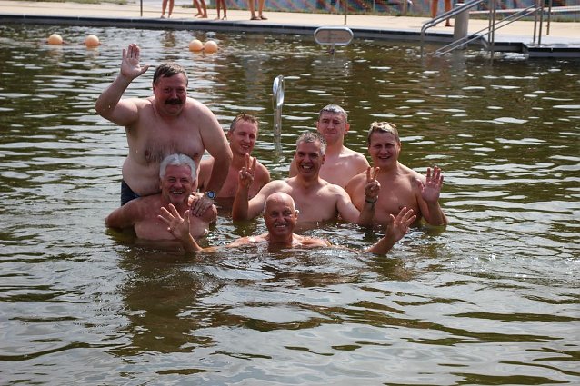 Bild: Erste Weltmeister im Brustr&uuml;ckw&auml;rtsschwimmen