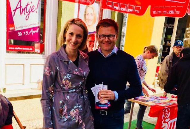 Bild: Carsten Schneider im Austausch mit Vereinen