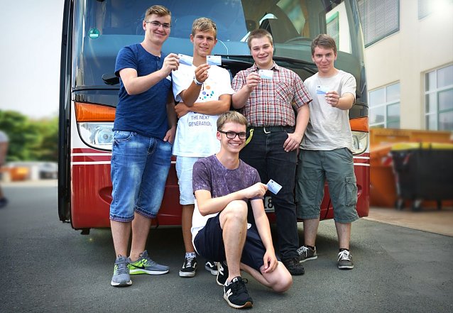 Bild: v.l. stehend: Hannes Vit&eacute;, Justin Leon Duphorn, Kevin Dziuba, Jens Binczyk und Marvin Greyer (Mitte unten) von der SWE Service GmbH freuen sich &uuml;ber ihren neuen Azubi-Ausweis von der IHK Erfurt