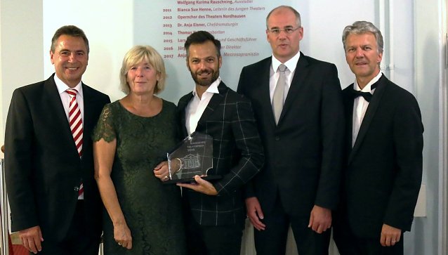 Bild: Theaterpreis &uuml;berreicht
