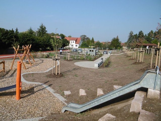 Bild: &Uuml;bergabe Au&szlig;enanlage der Grundschule Bottendorf