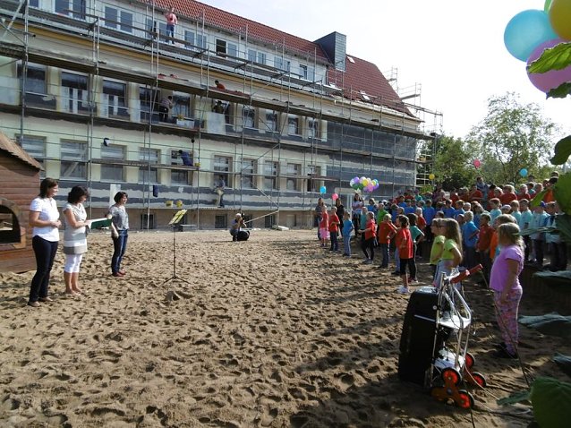 Bild: &Uuml;bergabe Au&szlig;enanlage der Grundschule Bottendorf