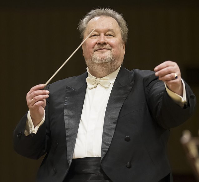 Bild:  <i>Generalmusikdirektor Michael Helmrath aus der Perspektive des Orchesters erleben k&ouml;nnen Teilnehmer von Mitten drin statt au&szlig;en vor am 26. September um 18 Uhr; Foto: <b>Tilmann Graner</b> </i>