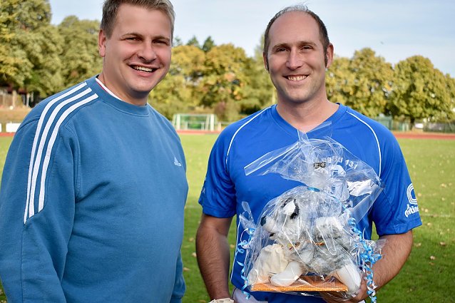 Bild: Das traditionelle Fu&szlig;ball-Spiel im Stadion an der Wipper