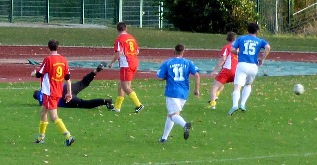 Bild: Das traditionelle Fu&szlig;ball-Spiel im Stadion an der Wipper