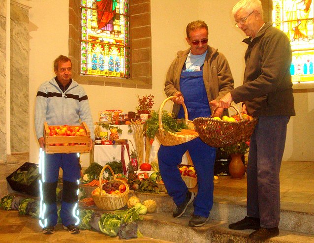 Bild: Erntedankgaben an Tafel Artern &uuml;bergeben