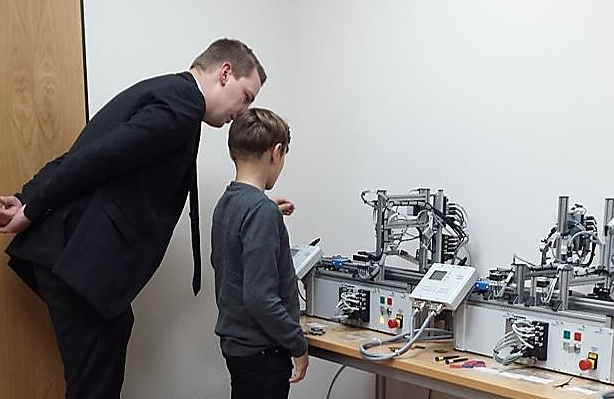 Bild: Herr Dr. Borowski beim Vorstellen der Lernmodule f&uuml;r eine Kunststoffsortierstrecke