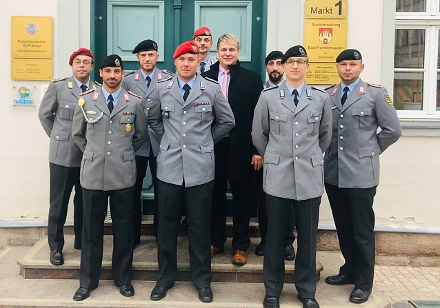 Bild: Soldaten sammeln f&uuml;r die Kriegsgr&auml;berf&uuml;rsorge