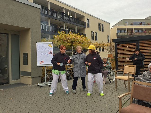 Bild: Abrissparty im Pflegeheim