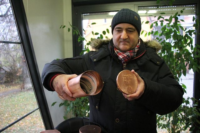 Bild: Turmhaube mit Dokumenten best&uuml;ckt