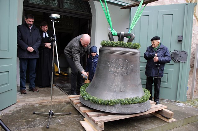 Bild: Die erste Glocke f&uuml;r Trinitatiskirche in der Stadt