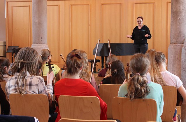 Bild: Auftrittstraining beim Fr&uuml;hjahrscamp f&uuml;r junge Geiger