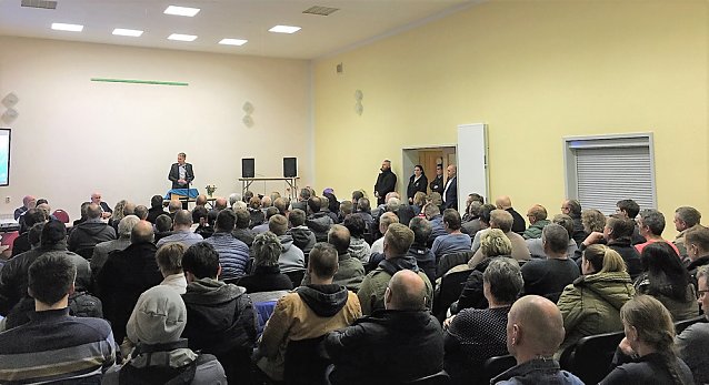 Bild: Voller Saal in Steinthaleben