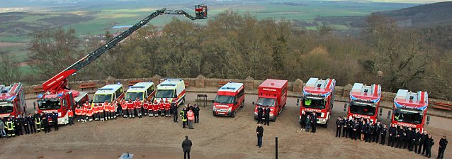 Bild: &Uuml;bergabe Einsatzfahrzeuge der Rettungskr&auml;fte