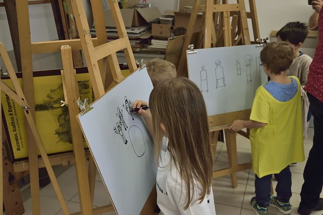 Bild: Kleine Leute besuchen gro&szlig;e Kunst