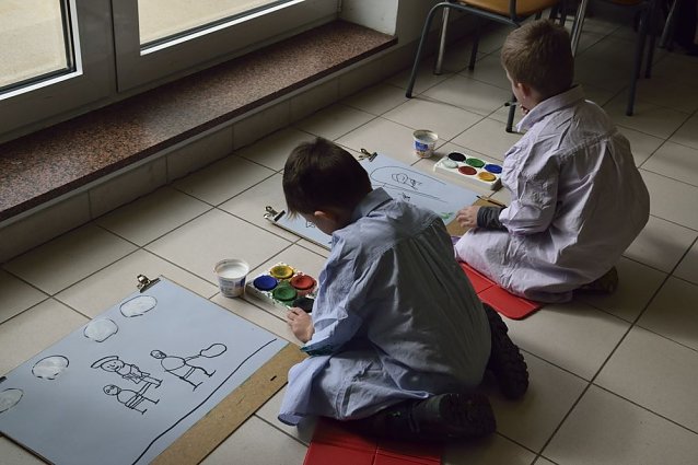 Bild: Kleine Leute besuchen gro&szlig;e Kunst