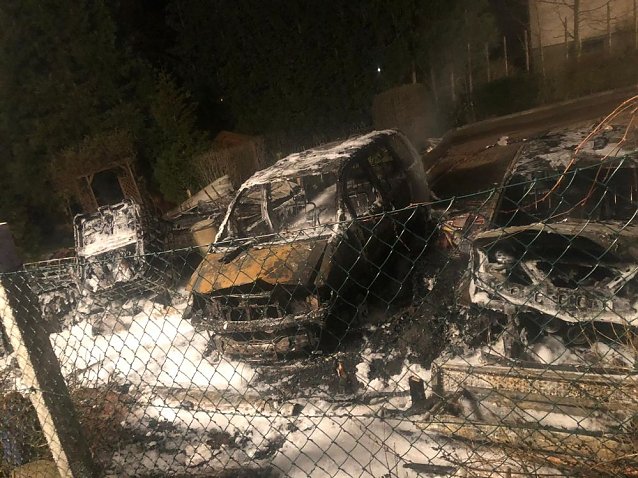 Bild: Carport und mehrere Fahrzeuge gehen in Flammen auf
