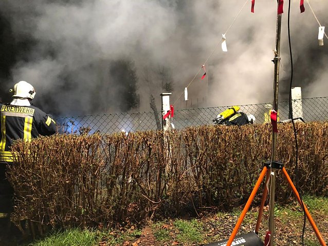 Bild: Carport und mehrere Fahrzeuge gehen in Flammen auf