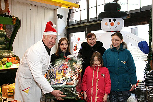 Bild: Weihnachtspr&auml;sentkorb &uuml;bergeben