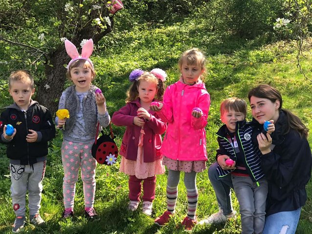 Bild: Ostereier im Pfarrgarten