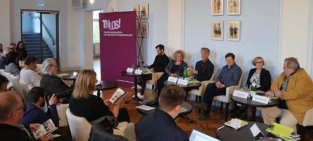 Bild: Spielplan vorgestellt - v.l.: Ivan Alboresi, Anette Leistenschneider, Daniel Klajner, Michael Kliefert, Daniela Bethge und Michael Helmrath